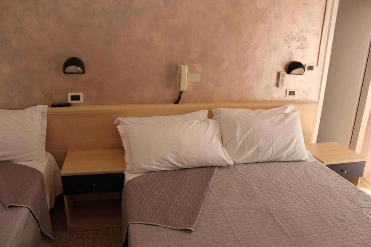 Hotel Mora ريميني المظهر الخارجي الصورة